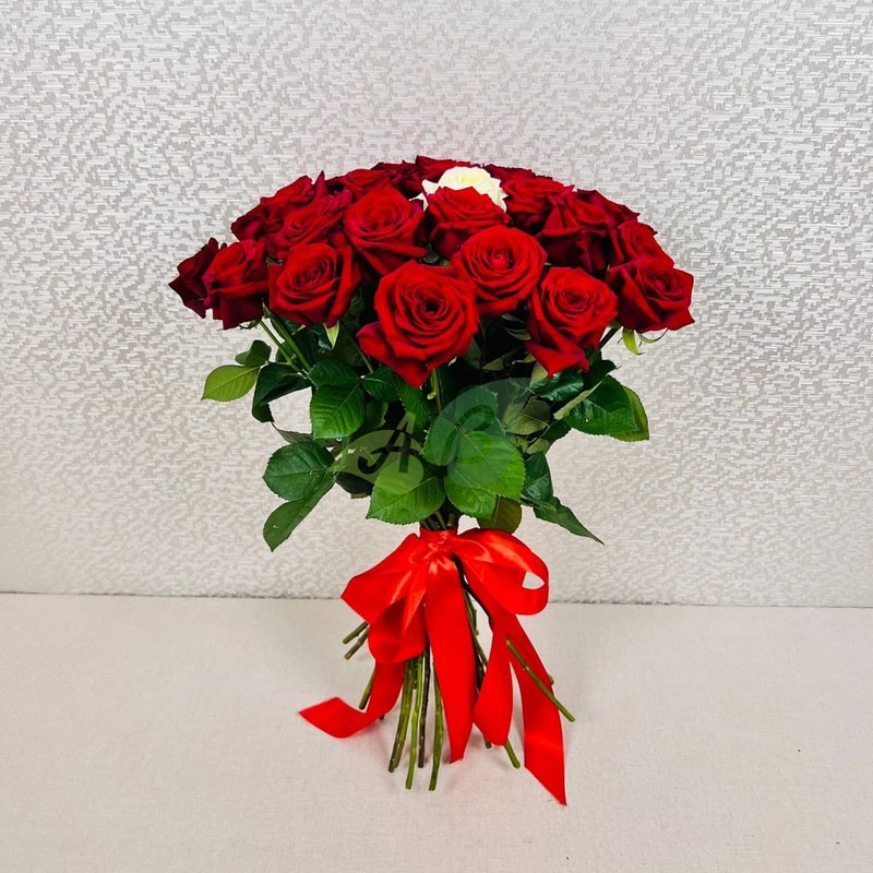 Композиция 25 роз из красных и белой розы