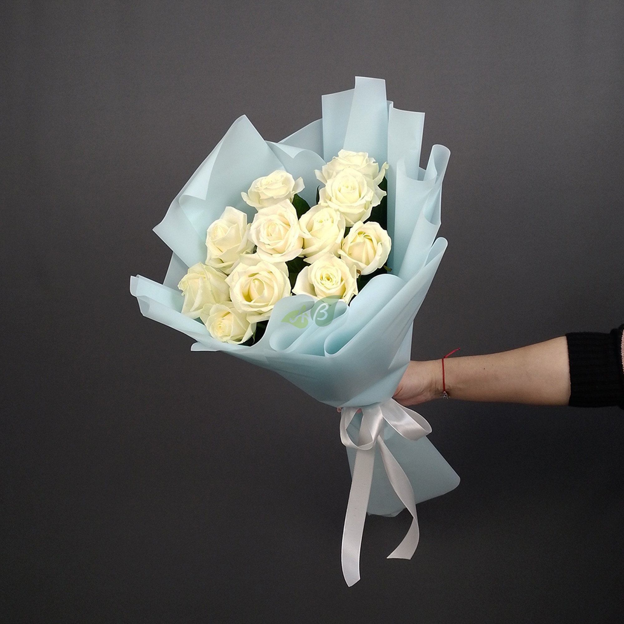 Красивый букет из белых роз Аваланж