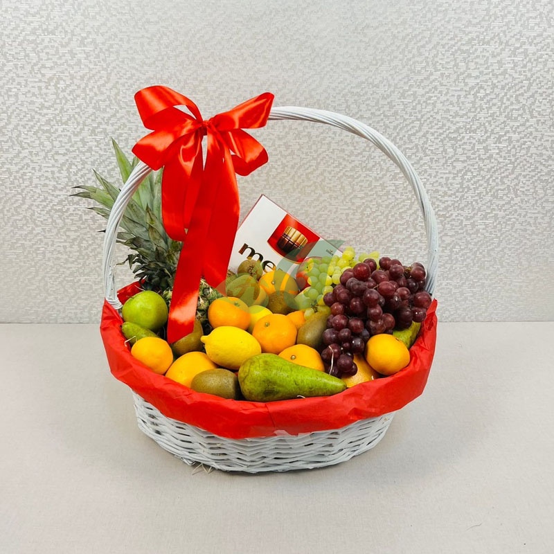 Новогодняя корзина с цветами и фруктами Дюймовочка