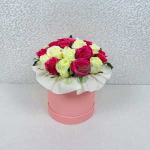 Микс из розовых и белых роз в коробке