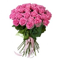 Яркие розовые розы в букете из 35 штук