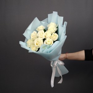 Красивый букет из белых роз Аваланж