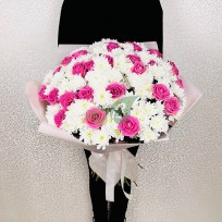 Букет из розовых роз и кустовых хризантем Изящный
