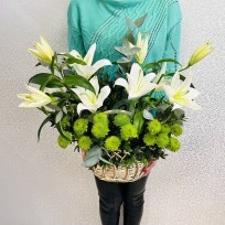 Лилии и зеленые хризантемы в корзине