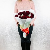Букет красных роз Ред Наоми с высотой стебля 60 см
